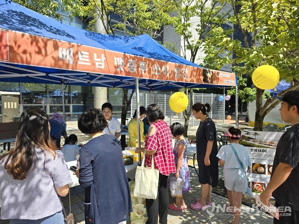 베트남 음식 체험부스를 찾은 다문화 가족들 @뉴스코리아 최신 기자