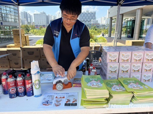 9월 7일 한국가스안전공사 충남본부 감사1부 이인동 차장이 행사장에서 안전교육과 안전체험을 진행하고 있다. @뉴스코리아 최신 기자