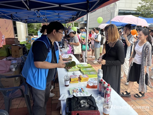 9월 7일 한국가스안전공사 충남본부 감사1부 이인동 차장이 행사장에서 안전교육과 안전체험을 진행하고 있다. @뉴스코리아 최신 기자