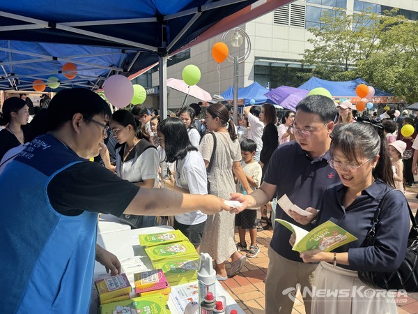9월 7일 한국가스안전공사 충남본부 감사1부 이인동 차장이 행사장에서 안전교육과 안전체험을 진행하고 있다. @뉴스코리아 최신 기자