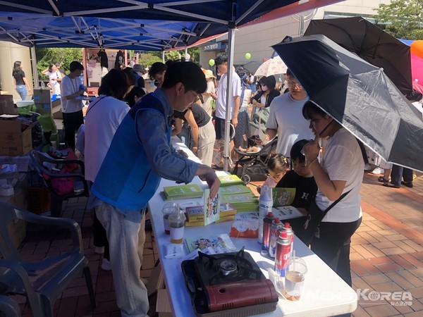 9월 7일 한국가스안전공사 충남본부 감사1부 이인동 차장이 행사장에서 안전교육과 안전체험을 진행하고 있다. @뉴스코리아 최신 기자
