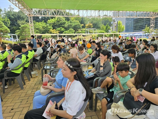 폭염으로 열기가 뜨거웠음에도 객석을 한가득 채운 다문화 가족들 @뉴스코리아 최신 기자