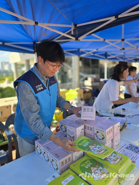 가스안전공사 충남본부 이인동 차장이 가스안전 길잡이 책자와 기념품을 참가자들에게 나눠주고 있다. @뉴스코리아 최신 기자