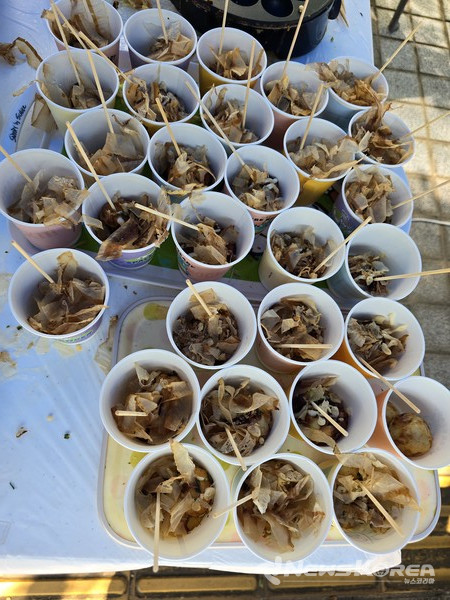 페스티벌에 참가한 다문화 가족들을 위해 일본 음식 체험존에 준비되어 있는 타코야끼 @뉴스코리아 최신 기자