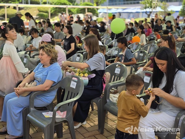 결혼이민자 외국인 한국어 말하기 대회 참가자들이 자신들의 순서를 기다리고 있다. @뉴스코리아 최신 기자