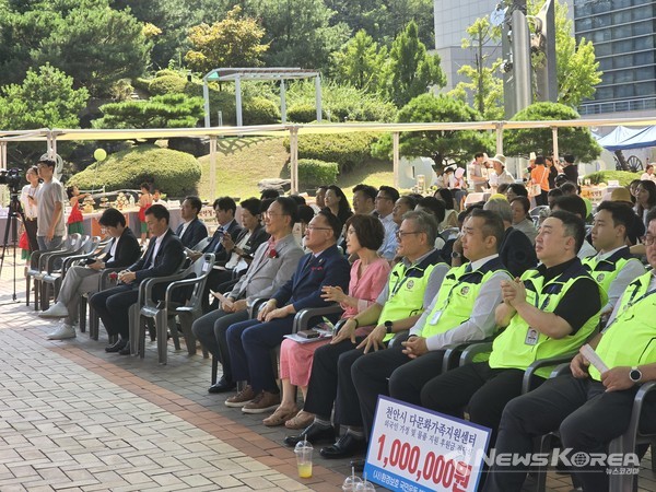 박상돈 천안시장, 윤연한 천안시 다문화가족지원센터장등, 내빈들이 참가자들의 경연을 지켜보고 있다. @뉴스코리아 최신 기자