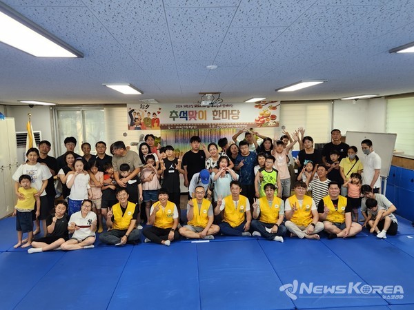 천안시장애인가족지원센터(센터장 계형국)에서는 한가위를 맞이하여 관내 장애인 25가정 80여명을 대상으로 “추석맞이 한마당”을 열었다. @천안시장애인가족지원센터