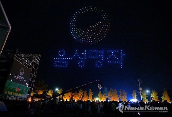 ‘씨앗이 땅에서 자라 싹이 트고 열매를 맺어 명품작물’로 탄생한 형상을 드론쇼로 표현해 관람객들의 탄성을 자아냈다. @음성군