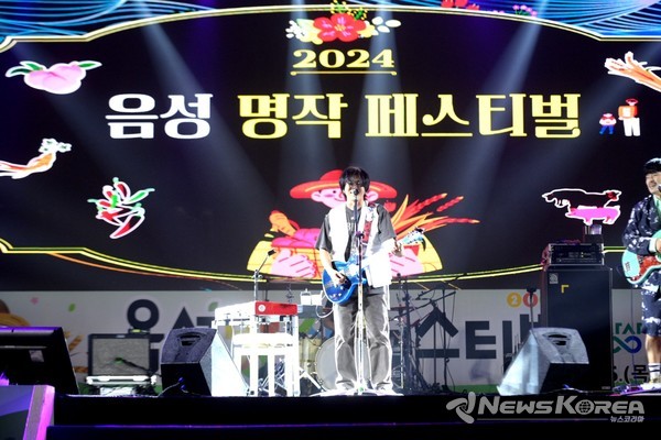 2년연속 행사장을 찾은 YB밴드가 무대에서 관객들에게 인사하고 있다. @음성군