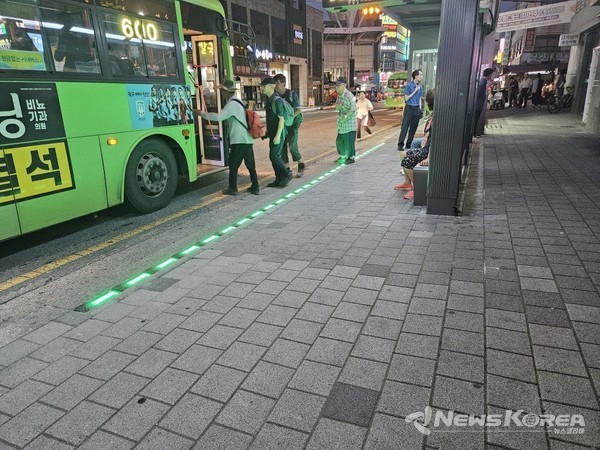 천안시가 남산중앙시장 스마트정류장에 ‘인공지능(AI) 스마트정류장 안심승차 유도시스템’을 구축했다. @천안시