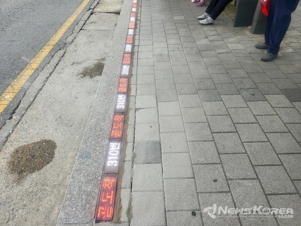 천안시가 남산중앙시장 스마트정류장에 ‘인공지능(AI) 스마트정류장 안심승차 유도시스템’을 구축했다. @천안시