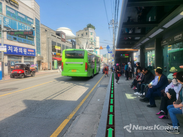 천안시가 남산중앙시장 스마트정류장에 ‘인공지능(AI) 스마트정류장 안심승차 유도시스템’을 구축했다. @천안시