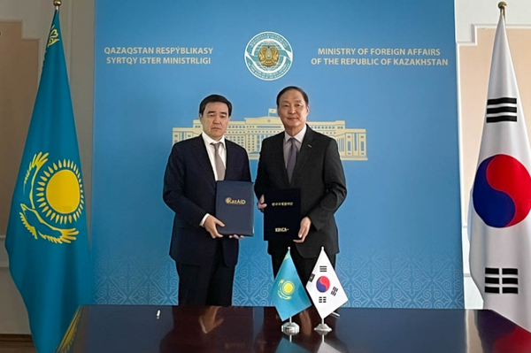 장원삼 코이카 이사장(왼쪽)이 5일 오후(현지시각) 카자흐스탄을 방문해 아르켄 아리스타노브(Arken Arystanov) 카자흐스탄 국제개발단 이사장을 만나 개발협력에 관한 양해각서를 갱신 체결했다 @코이카