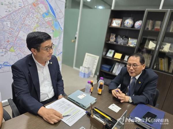 13일 벤치마킹을 위해 경기도의회를 찾은 천안시의회 국민의힘 노종관 건설도시위원장과 경기도의회 안광률 교육위원회 위원장이 담소를 나누고 있다. @뉴스코리아 최신 기자