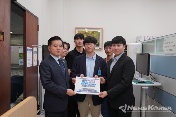 이병진 국회의원과 대한공중방역수의사협회 회장단이 12일(목) 국회 본청 의안과를 방문해 공중방역수의사법 일부개정법률안을 제출하고 있다.@이병진의원실