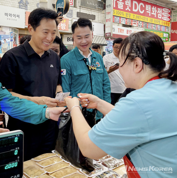 오세훈 서울시장(왼쪽)과 오언석 도봉구청장(오른쪽)이 창동신창시장에서 떡 등을 구매하고 있다(2024. 9. 13. 창동신창시장) @도봉구