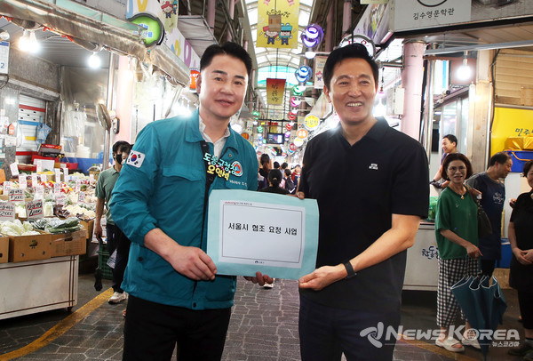 오언석 도봉구청장(왼쪽)이 오세훈 서울시장(오른쪽)에게 국기원 도봉구 이전 등 6개 구 현안 사업 자료들을 전달하고 있다(2024. 9. 13. 창동골목시장) @도봉구