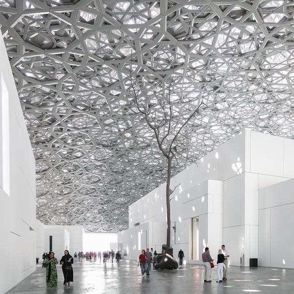 루브르 아부다비는 세계적인 건축가 ‘장 누벨’이 설계한 작품으로 야자나무를 형상화한 아름다운 천장의 장식으로 유명하다   @아부다비관광청