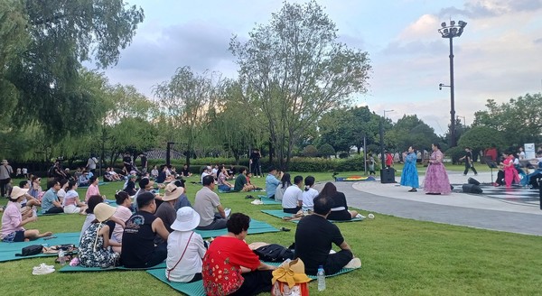 2023년 순천만 갈대축제가 열렸던 국가정원 스페이스허브 원형광장에서 공연하는 국악앙상블 한음과 관람객들  @순천시