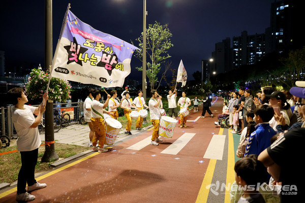 거리 공연을 관람하고 있는 도봉구민들 @도봉구