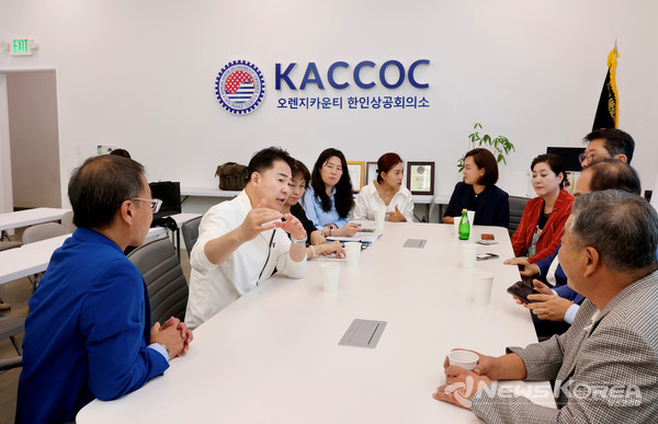 오언석 도봉구청장과 오렌지카운티 한인상공회의소 임원들이 미국 내 도봉구 제품 홍보 방안에 대해 논의하고 있다(2024. 9. 24. 오렌지카운티 한인상공회의소)(사진 왼쪽에서 두 번째 오언석 도봉구청장) @도봉구