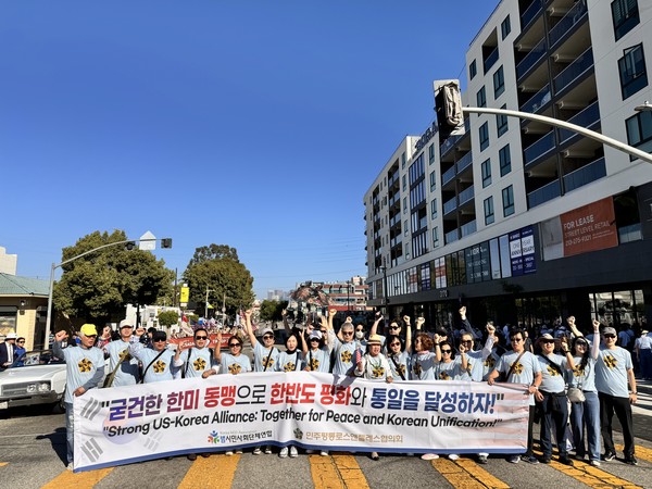 민주평통 위원들이 한미 동맹과 평화 통일에 대한 본국의 굳은 의지를 LA 동포들에게 전달하고 있다. @뉴스코리아 문성원 특파원