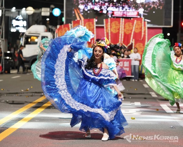 천안 흥타령 춤축제 2024에서 해외·국내 47팀, 1,900여 명 참여…K-팝 댄스, 전통춤 등 춤과 퍼포먼스의 거리댄스 퍼레이드가 열렸다. @천안시