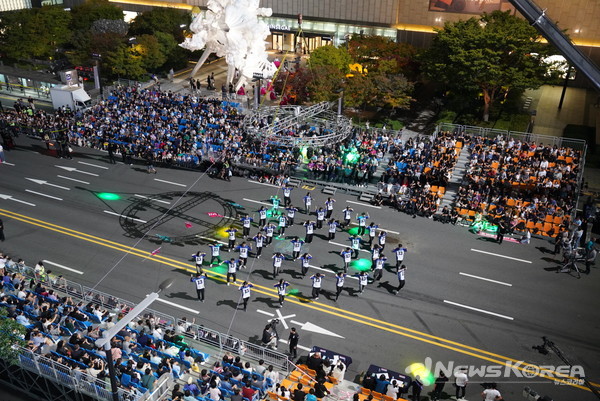 천안 흥타령 춤축제 2024에서 해외·국내 47팀, 1,900여 명 참여…K-팝 댄스, 전통춤 등 춤과 퍼포먼스의 거리댄스 퍼레이드가 열렸다. @천안시