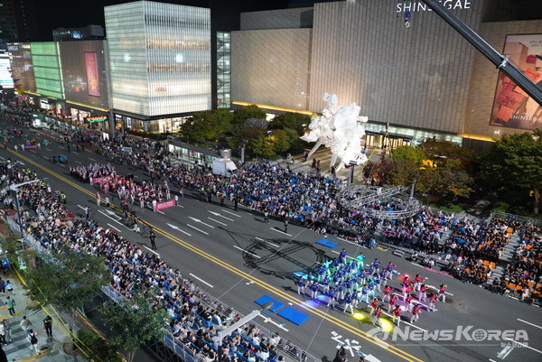 천안 흥타령 춤축제 2024에서 해외·국내 47팀, 1,900여 명 참여…K-팝 댄스, 전통춤 등 춤과 퍼포먼스의 거리댄스 퍼레이드가 열렸다. @천안시