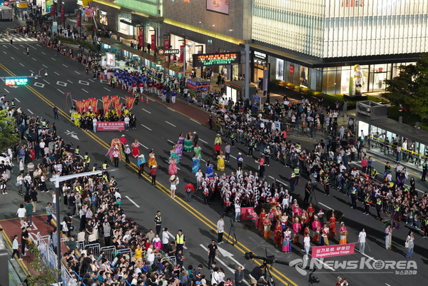 천안 흥타령 춤축제 2024에서 해외·국내 47팀, 1,900여 명 참여…K-팝 댄스, 전통춤 등 춤과 퍼포먼스의 거리댄스 퍼레이드가 열렸다. @천안시