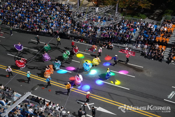 천안 흥타령 춤축제 2024에서 해외·국내 47팀, 1,900여 명 참여…K-팝 댄스, 전통춤 등 춤과 퍼포먼스의 거리댄스 퍼레이드가 열렸다. @천안시