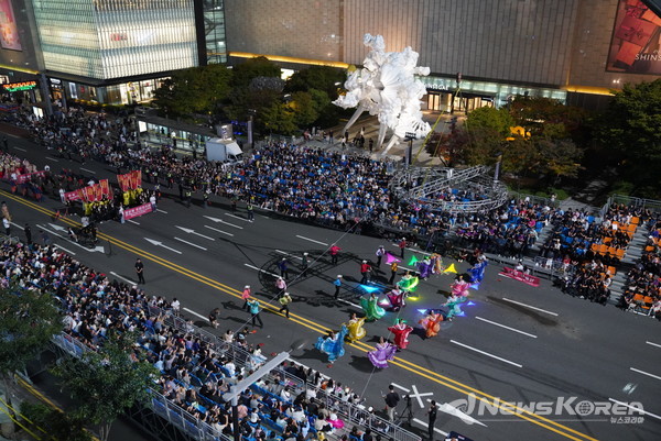 천안 흥타령 춤축제 2024에서 해외·국내 47팀, 1,900여 명 참여…K-팝 댄스, 전통춤 등 춤과 퍼포먼스의 거리댄스 퍼레이드가 열렸다. @천안시