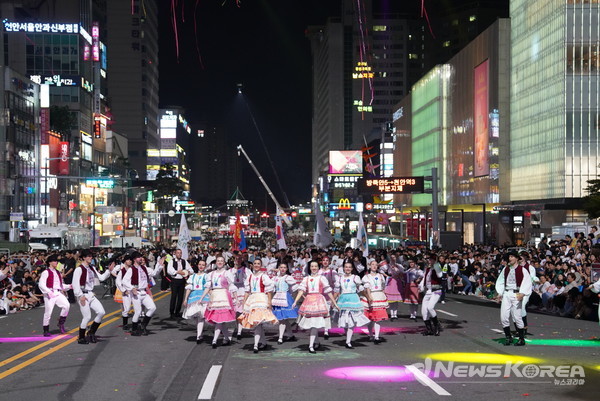 천안 흥타령 춤축제 2024에서 해외·국내 47팀, 1,900여 명 참여…K-팝 댄스, 전통춤 등 춤과 퍼포먼스의 거리댄스 퍼레이드가 열렸다. @천안시