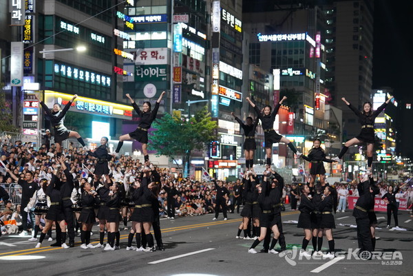 천안 흥타령 춤축제 2024에서 해외·국내 47팀, 1,900여 명 참여…K-팝 댄스, 전통춤 등 춤과 퍼포먼스의 거리댄스 퍼레이드가 열렸다. @천안시