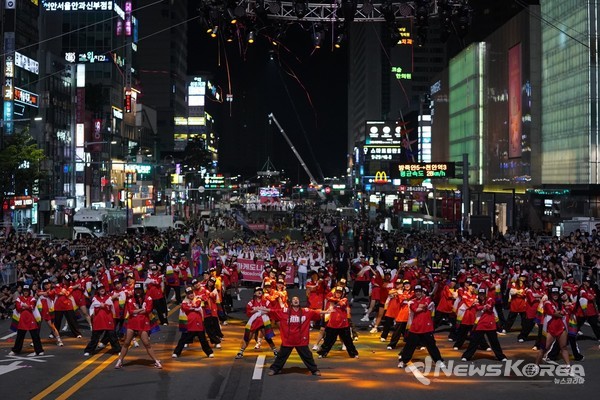 천안 흥타령 춤축제 2024에서 해외·국내 47팀, 1,900여 명 참여…K-팝 댄스, 전통춤 등 춤과 퍼포먼스의 거리댄스 퍼레이드가 열렸다. @천안시