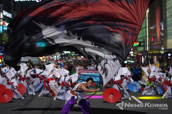 천안 흥타령 춤축제 2024에서 해외·국내 47팀, 1,900여 명 참여…K-팝 댄스, 전통춤 등 춤과 퍼포먼스의 거리댄스 퍼레이드가 열렸다. @천안시