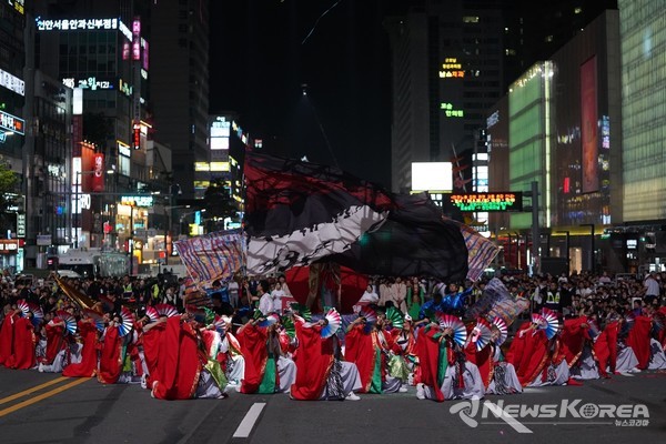 천안 흥타령 춤축제 2024에서 해외·국내 47팀, 1,900여 명 참여…K-팝 댄스, 전통춤 등 춤과 퍼포먼스의 거리댄스 퍼레이드가 열렸다. @천안시