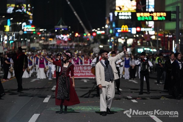 천안 흥타령 춤축제 2024에서 해외·국내 47팀, 1,900여 명 참여…K-팝 댄스, 전통춤 등 춤과 퍼포먼스의 거리댄스 퍼레이드가 열렸다. @천안시