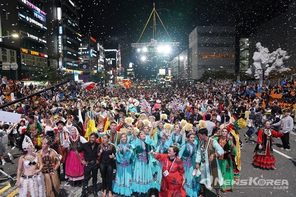 천안 흥타령 춤축제 2024에서 해외·국내 47팀, 1,900여 명 참여…K-팝 댄스, 전통춤 등 춤과 퍼포먼스의 거리댄스 퍼레이드가 열렸다. @천안시