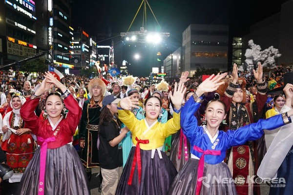 천안 흥타령 춤축제 2024에서 해외·국내 47팀, 1,900여 명 참여…K-팝 댄스, 전통춤 등 춤과 퍼포먼스의 거리댄스 퍼레이드가 열렸다. @천안시