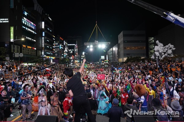 천안 흥타령 춤축제 2024에서 해외·국내 47팀, 1,900여 명 참여…K-팝 댄스, 전통춤 등 춤과 퍼포먼스의 거리댄스 퍼레이드가 열렸다. @천안시