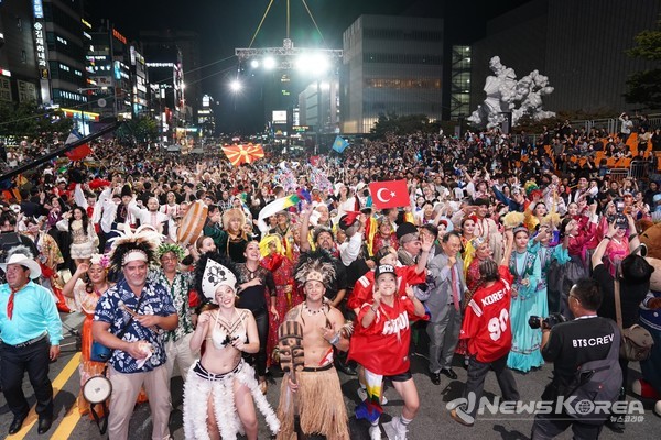 천안 흥타령 춤축제 2024에서 해외·국내 47팀, 1,900여 명 참여…K-팝 댄스, 전통춤 등 춤과 퍼포먼스의 거리댄스 퍼레이드가 열렸다. @천안시