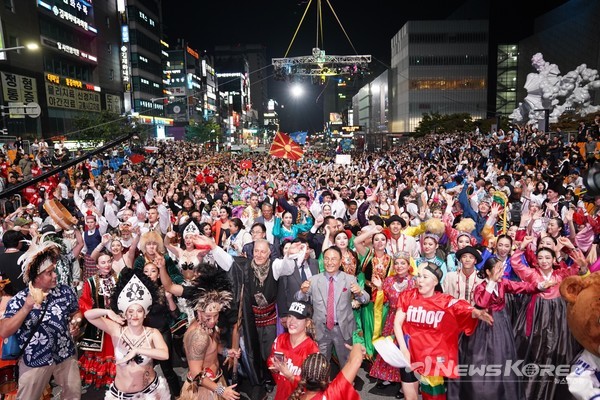 천안 흥타령 춤축제 2024에서 해외·국내 47팀, 1,900여 명 참여…K-팝 댄스, 전통춤 등 춤과 퍼포먼스의 거리댄스 퍼레이드가 열렸다. @천안시