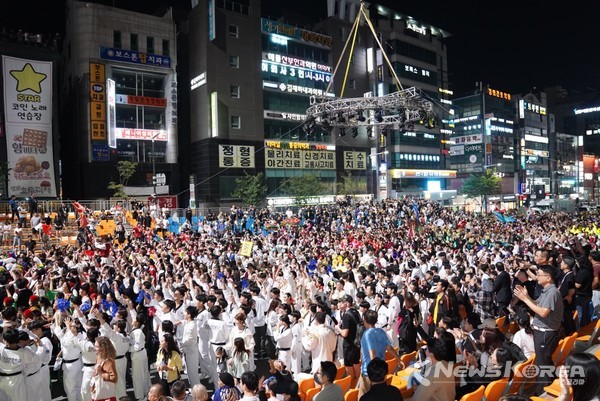 천안 흥타령 춤축제 2024에서 해외·국내 47팀, 1,900여 명 참여…K-팝 댄스, 전통춤 등 춤과 퍼포먼스의 거리댄스 퍼레이드가 열렸다. @천안시