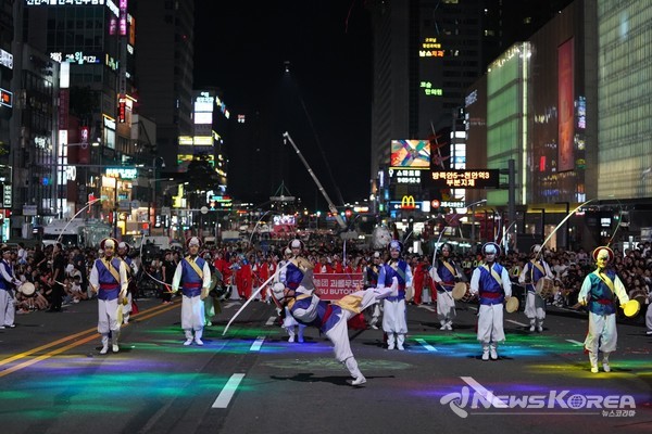 천안 흥타령 춤축제 2024에서 해외·국내 47팀, 1,900여 명 참여…K-팝 댄스, 전통춤 등 춤과 퍼포먼스의 거리댄스 퍼레이드가 열렸다. @천안시