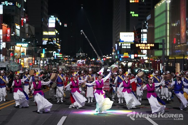 천안 흥타령 춤축제 2024에서 해외·국내 47팀, 1,900여 명 참여…K-팝 댄스, 전통춤 등 춤과 퍼포먼스의 거리댄스 퍼레이드가 열렸다. @천안시
