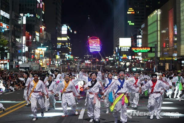 천안 흥타령 춤축제 2024에서 해외·국내 47팀, 1,900여 명 참여…K-팝 댄스, 전통춤 등 춤과 퍼포먼스의 거리댄스 퍼레이드가 열렸다. @천안시