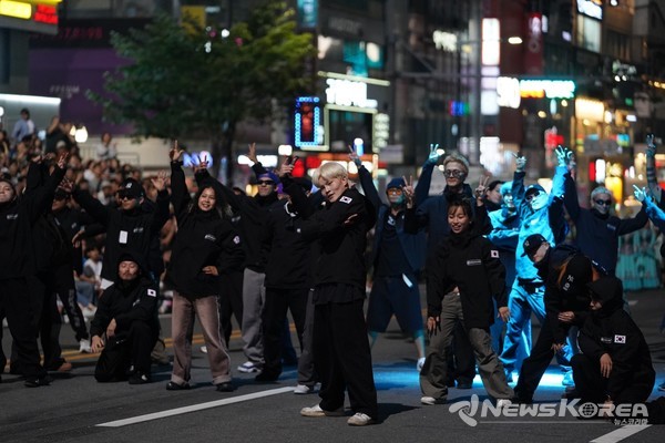 천안 흥타령 춤축제 2024에서 해외·국내 47팀, 1,900여 명 참여…K-팝 댄스, 전통춤 등 춤과 퍼포먼스의 거리댄스 퍼레이드가 열렸다. @천안시