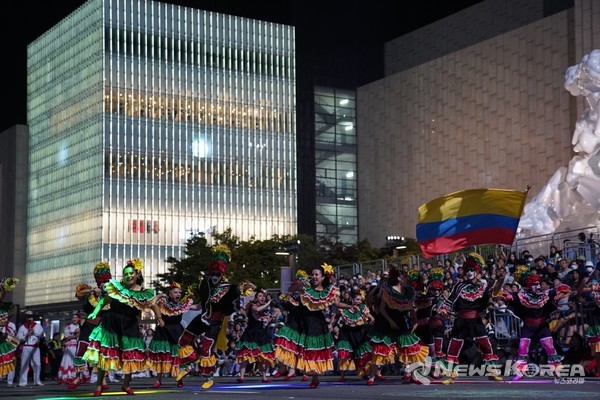 천안 흥타령 춤축제 2024에서 해외·국내 47팀, 1,900여 명 참여…K-팝 댄스, 전통춤 등 춤과 퍼포먼스의 거리댄스 퍼레이드가 열렸다. @천안시