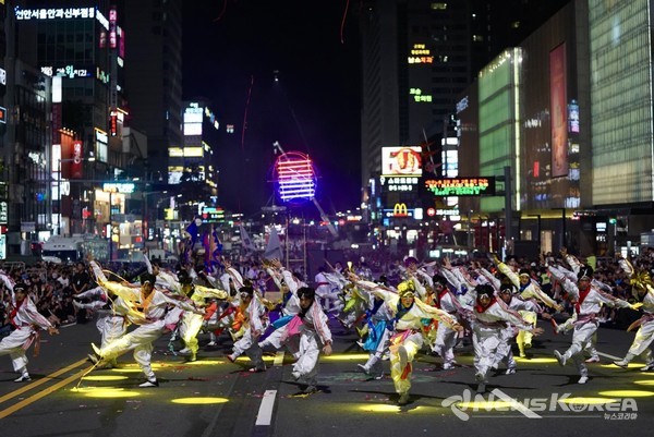 천안 흥타령 춤축제 2024에서 해외·국내 47팀, 1,900여 명 참여…K-팝 댄스, 전통춤 등 춤과 퍼포먼스의 거리댄스 퍼레이드가 열렸다. @천안시